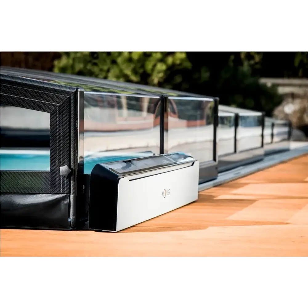 Introducerar Moover: solcellsdriven elmotor för pooltak, svartvit lyftare